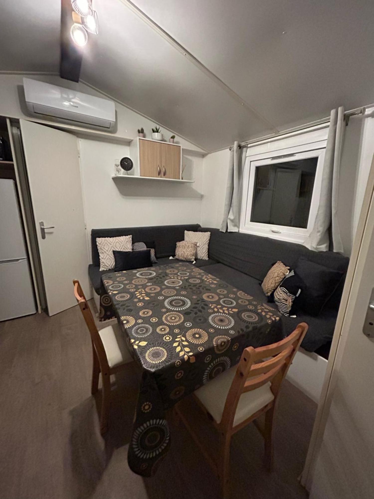 Mobil-Home Au Pied Du Luberon Ла-Рок-д'Антерон Экстерьер фото